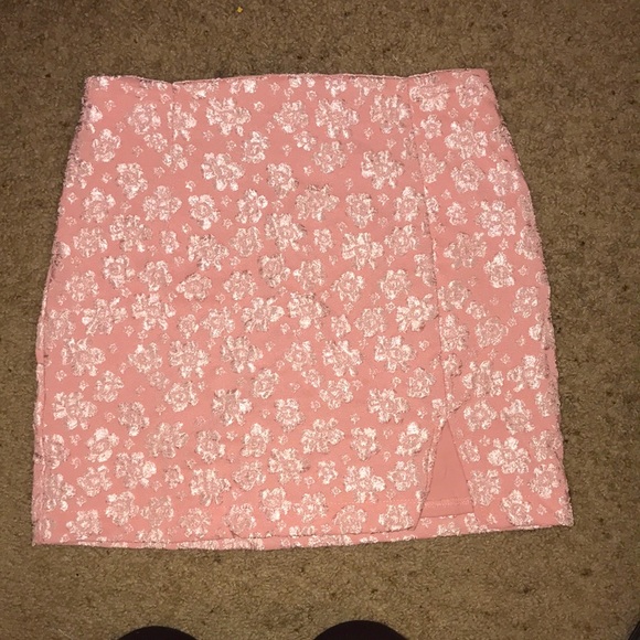 Pink mini skirt with light pink lace flowers. By wild fable in a size 8 - Picture 1 of 2